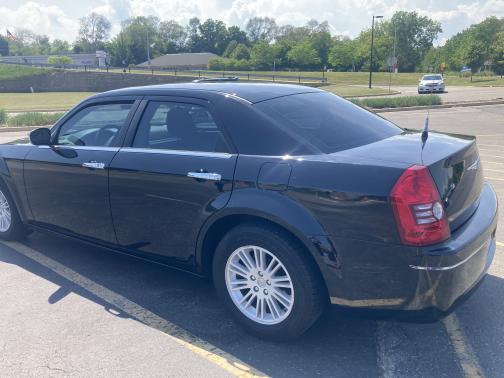 Photo 3 of 9 of 2010 Chrysler 300 Touring
