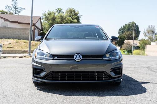Photo 2 of 16 of 2018 Volkswagen Golf R 4-Door w/DCC & Navigation