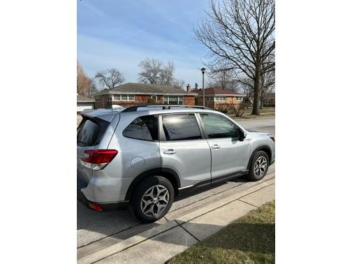 Photo 1 of 5 of 2021 Subaru Forester Premium