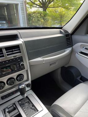 Photo 5 of 8 of 2008 Jeep Liberty Limited