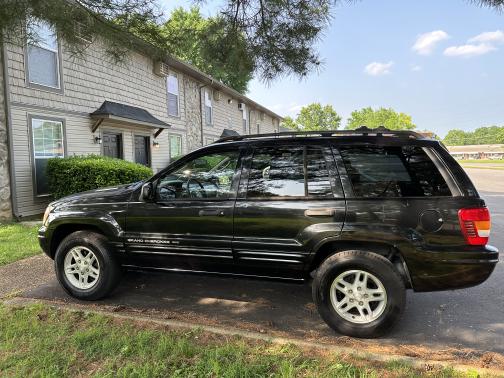 Photo 1 of 12 of 2004 Jeep Grand Cherokee Laredo