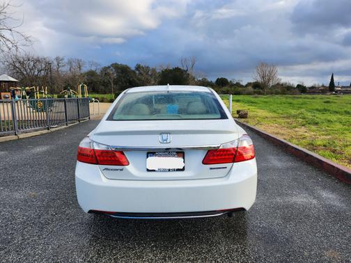 Photo 5 of 12 of 2014 Honda Accord Hybrid Base