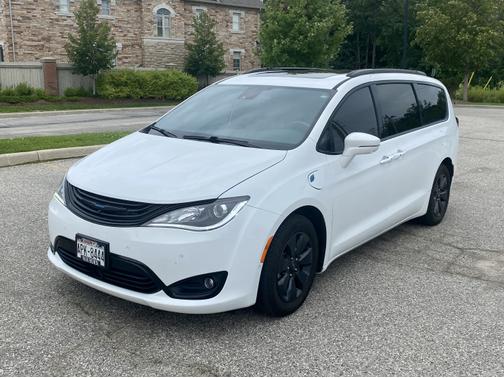Photo 1 of 17 of 2019 Chrysler Pacifica Hybrid Limited