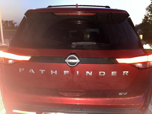 Photo 3 of 4 of 2022 Nissan Pathfinder SV