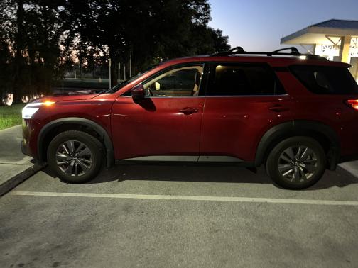 Photo 4 of 4 of 2022 Nissan Pathfinder SV