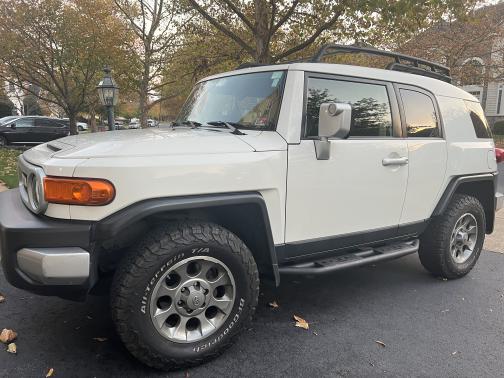 Photo 1 of 6 of 2013 Toyota FJ Cruiser Base