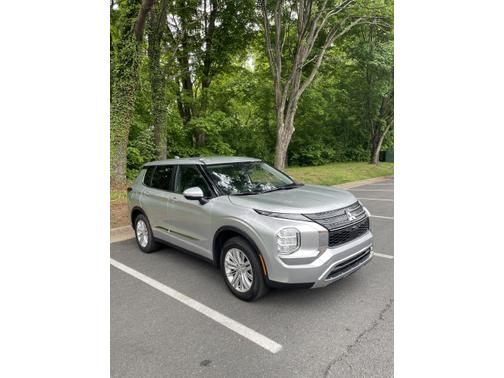 Photo 2 of 21 of 2022 Mitsubishi Outlander ES