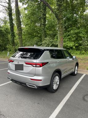 Photo 5 of 21 of 2022 Mitsubishi Outlander ES