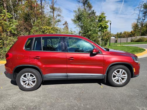 Photo 1 of 22 of 2012 Volkswagen Tiguan S