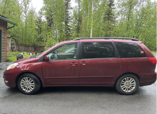 Photo 4 of 6 of 2010 Toyota Sienna XLE Limited