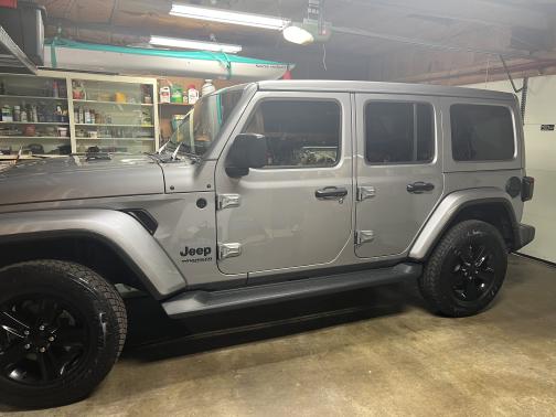 Photo 1 of 5 of 2021 Jeep Wrangler Unlimited Sahara