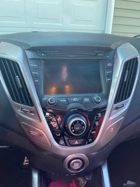 Photo 3 of 14 of 2013 Hyundai Veloster Base