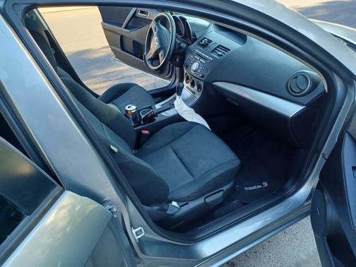 Photo 5 of 8 of 2010 Mazda Mazda3 i Touring