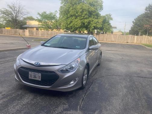 Photo 4 of 7 of 2011 Hyundai Sonata Hybrid Base