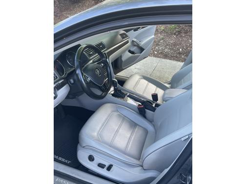 Photo 3 of 10 of 2017 Volkswagen Passat 1.8T SE w/Technology