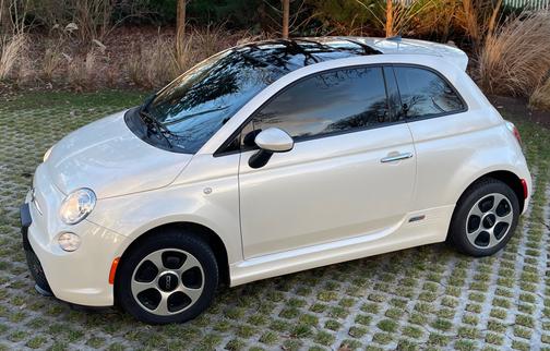 Photo 1 of 5 of 2017 FIAT 500e Battery Electric