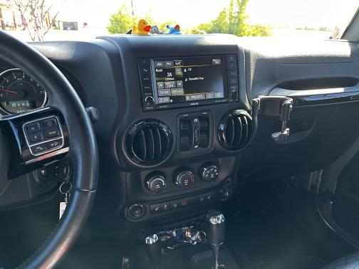 Photo 3 of 6 of 2015 Jeep Wrangler Unlimited Altitude