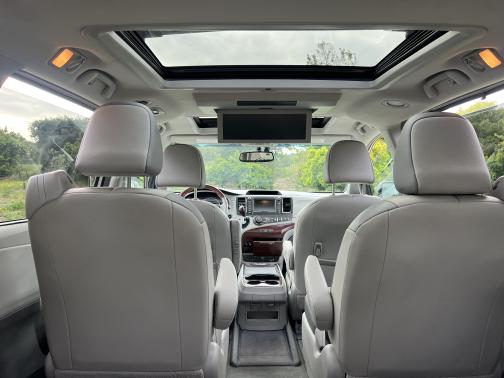 Photo 4 of 7 of 2014 Toyota Sienna Limited