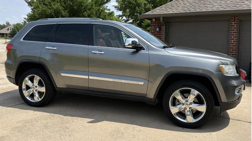 Photo 1 of 30 of 2012 Jeep Grand Cherokee Overland