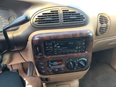 Photo 4 of 7 of 1999 Chrysler Town & Country LX