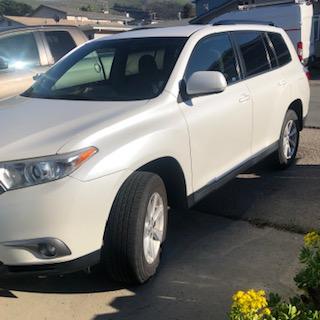 Photo 1 of 4 of 2013 Toyota Highlander SE