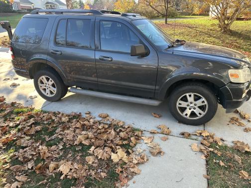 Photo 1 of 6 of 2010 Ford Explorer XLT