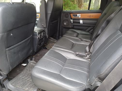 Photo 5 of 6 of 2011 Land Rover LR4 HSE