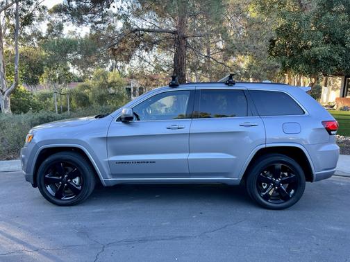 Photo 1 of 12 of 2015 Jeep Grand Cherokee Altitude