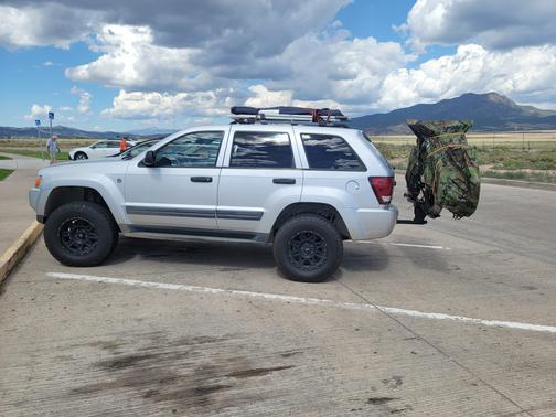 Photo 1 of 6 of 2005 Jeep Grand Cherokee Laredo