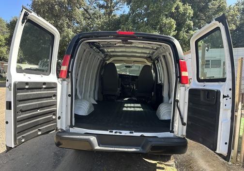 Photo 3 of 5 of 2011 GMC Savana 2500 Work Van