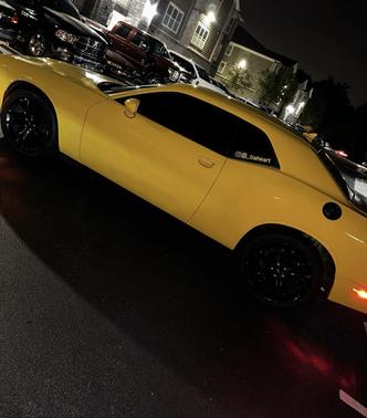 Photo 1 of 5 of 2018 Dodge Challenger SXT