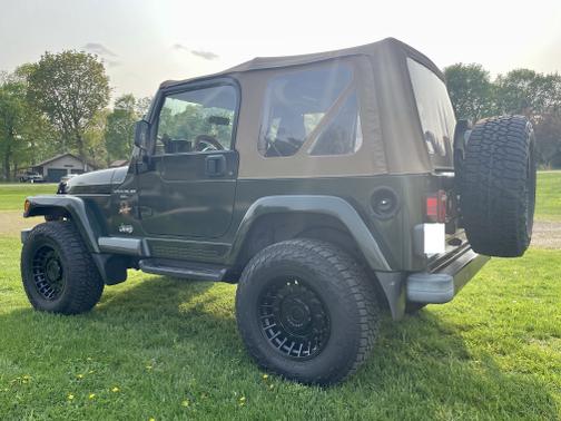 Photo 4 of 14 of 1998 Jeep Wrangler Sahara