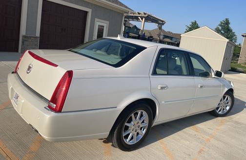 Photo 3 of 23 of 2010 Cadillac DTS Luxury Collection