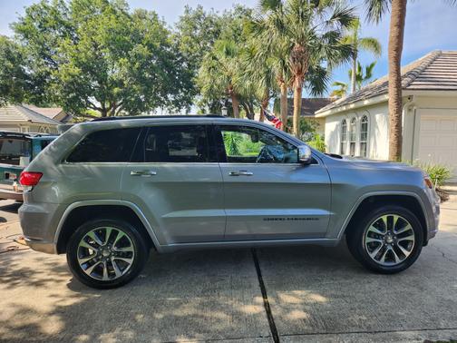 Photo 4 of 12 of 2018 Jeep Grand Cherokee Overland