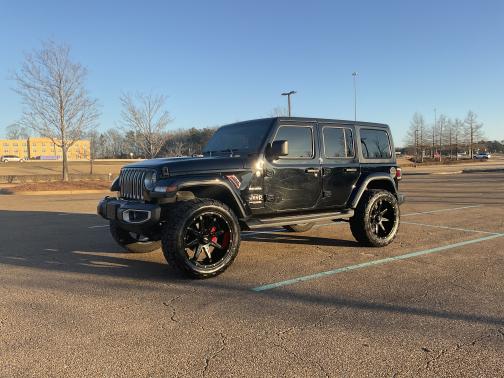 Photo 2 of 21 of 2019 Jeep Wrangler Unlimited Sahara