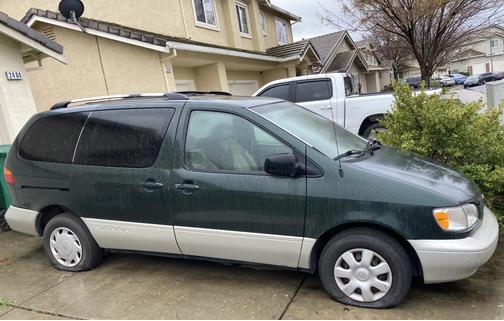 Photo 1 of 4 of 1999 Toyota Sienna XLE