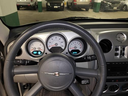 Photo 5 of 20 of 2010 Chrysler PT Cruiser Classic