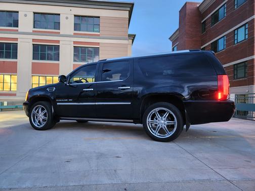 Photo 3 of 19 of 2007 Cadillac Escalade ESV Base