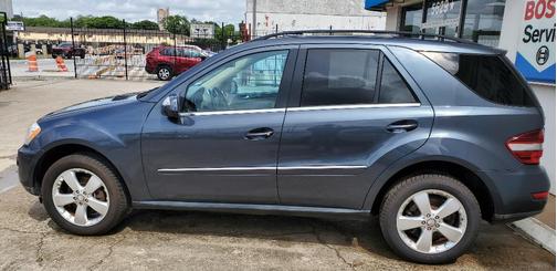 Photo 3 of 13 of 2010 Mercedes-Benz M-Class ML 350