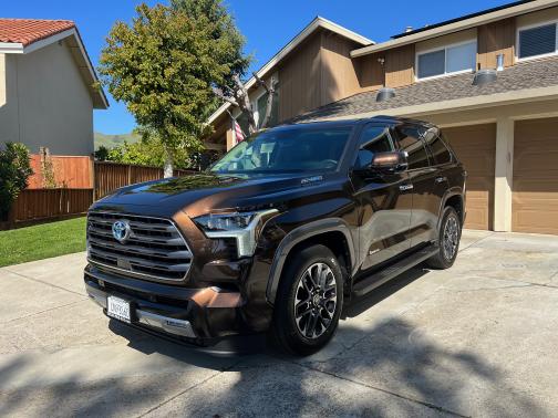 Photo 1 of 10 of 2023 Toyota Sequoia Platinum