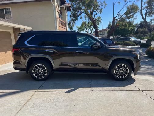 Photo 4 of 10 of 2023 Toyota Sequoia Platinum