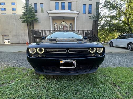 Photo 2 of 9 of 2015 Dodge Challenger SXT