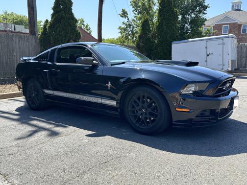 Photo 1 of 15 of 2013 Ford Mustang V6 Premium