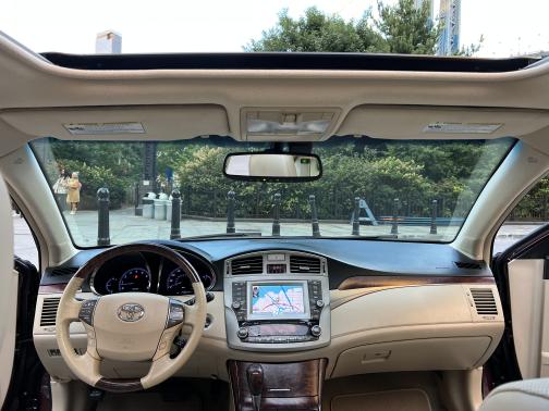 Photo 2 of 15 of 2011 Toyota Avalon Limited