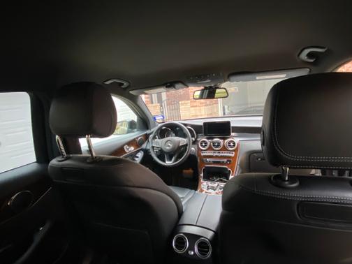 Photo 5 of 12 of 2018 Mercedes-Benz GLC 300 Base